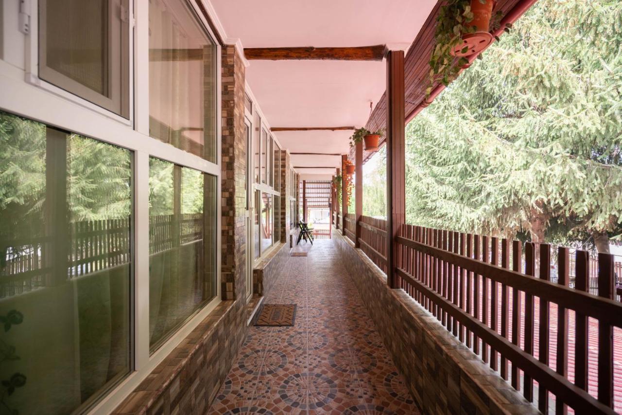 La Padure Hotel Brebu Exterior photo