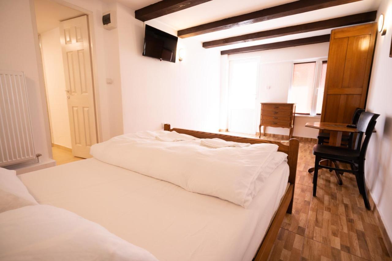 La Padure Hotel Brebu Exterior photo